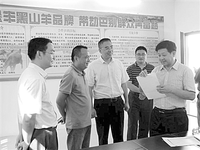廣西壯族自治區(qū)水產(chǎn)畜牧獸醫(yī)局局長蔣和生（右一）深入田陽調(diào)研生態(tài)養(yǎng)殖工作。