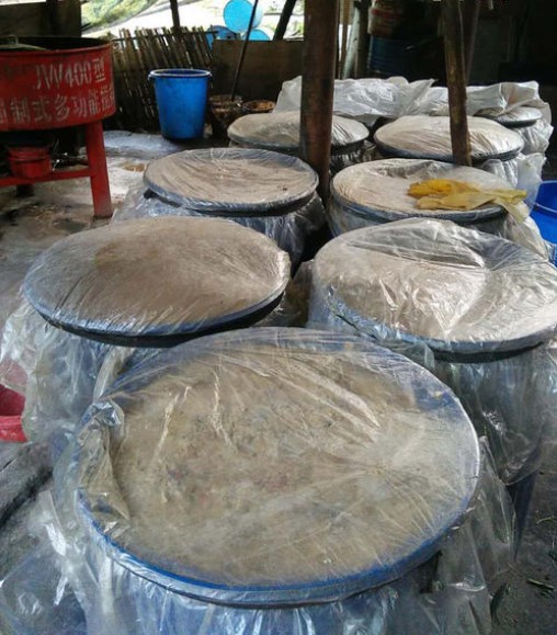 養(yǎng)殖場(chǎng)用塑料容器發(fā)酵豆粕現(xiàn)場(chǎng).jpg